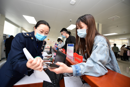 蘭山稅務：窗口變少了 辦稅更快了