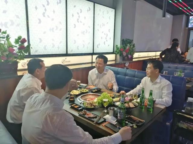 山東這位市委書記請客下館子，吃的烤肉，點了嶗山