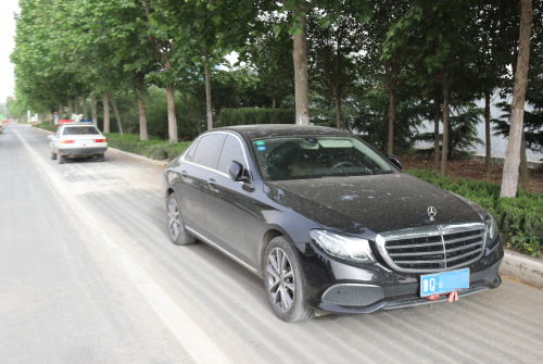 奔馳女司機突然跳車大喊救命