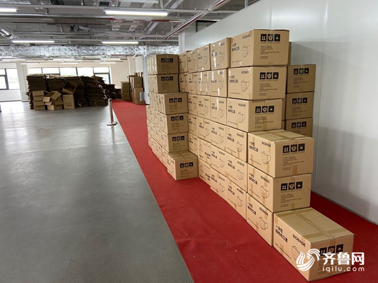 濟南一高校大學生為母校捐贈12萬只口罩 全是創業大賽獎品