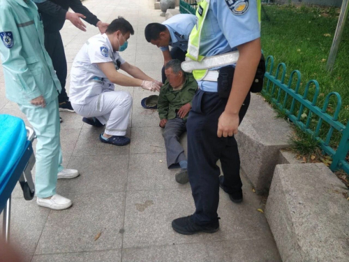 老人一頭栽倒在地，臨沂交警出手相救