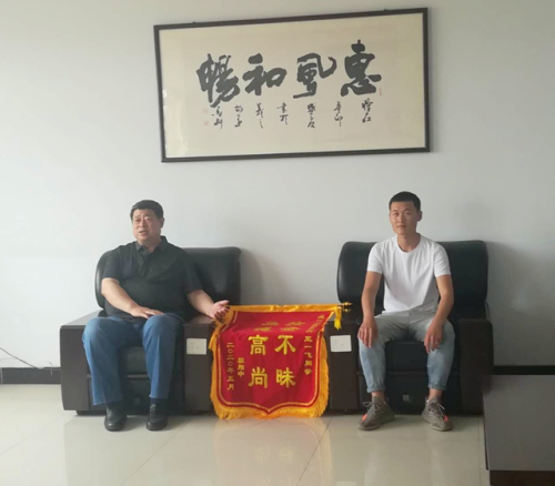 路邊撿到一包竟然有20萬，臨沂小伙這么做
