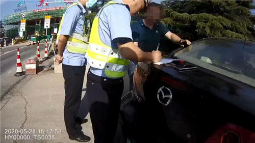 男子駕照遺失不補辦 花300元網購駕照糊弄交警