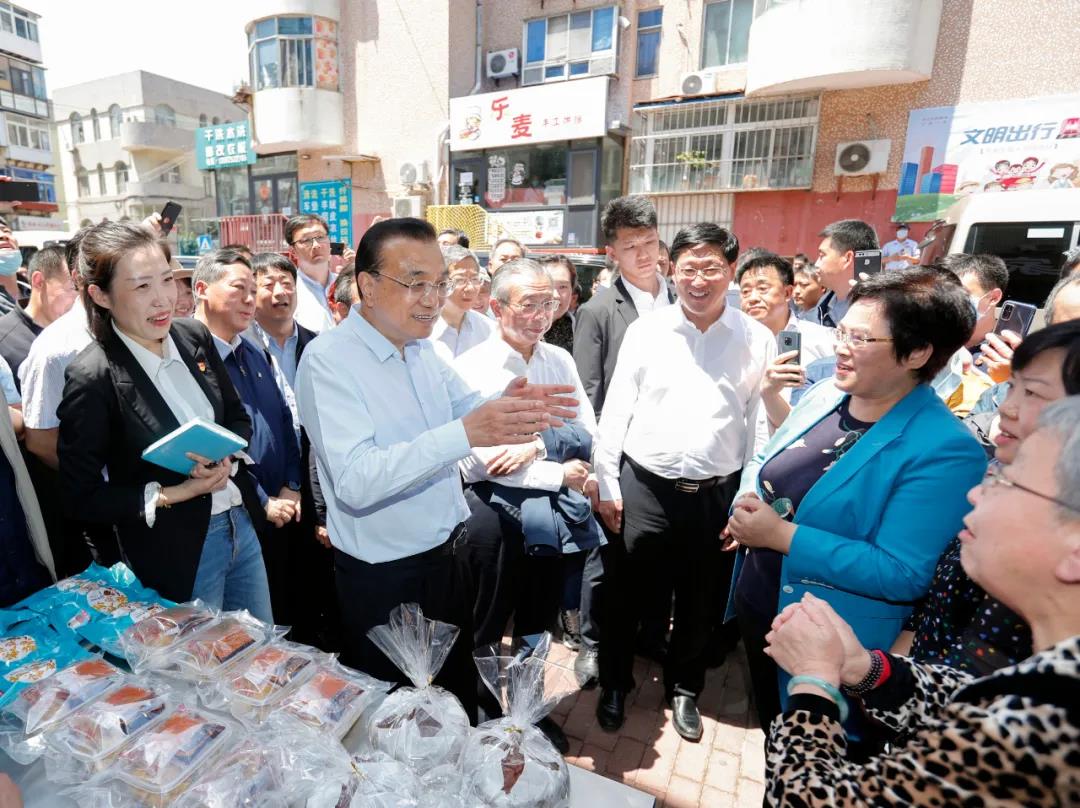 李克強考察煙臺老舊小區，稱贊地攤經濟、小店經濟是人間的煙火，是中國的生機