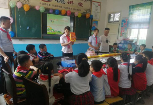河南省南陽市雙鋪小學開展慶“六一”關愛留守兒童活動