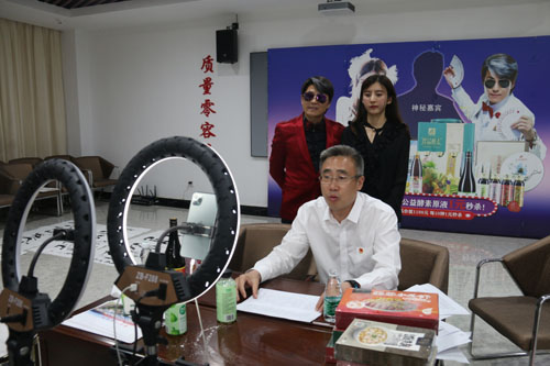 河南南召：縣長直播“帶貨”優勢產品火爆熱銷