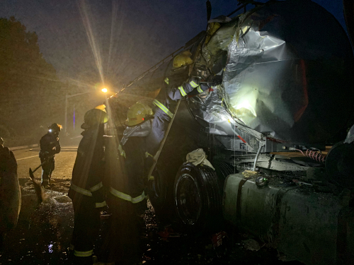 緊急！高速路30噸大豆油罐車泄漏
