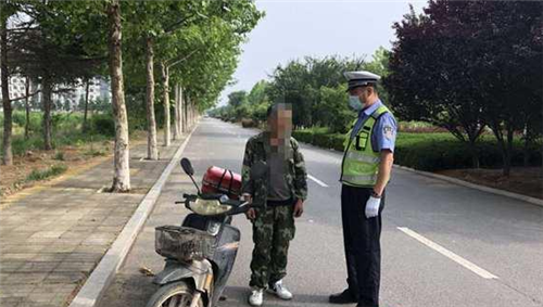 青島膠州：無牌無證摩托車司機酒后駕駛 上路被“逮”個正著