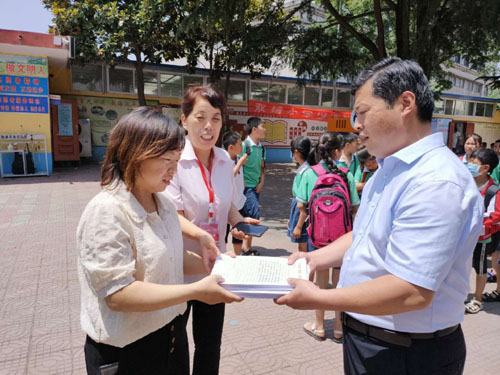 河南南陽示范區發放2.5萬份《全國愛眼日致家長一封信》