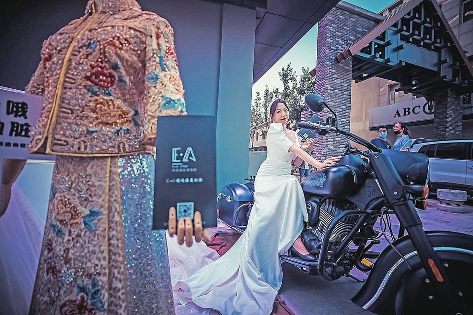【融媒見證】婚紗、機車、老相機，夜泉城“潮”到不敢信—— 瞧，新夜態！