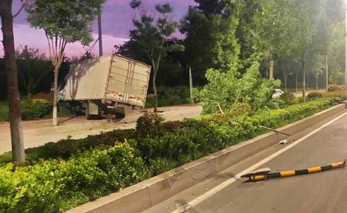 駕車“開小差” 瞬間損失兩萬多
