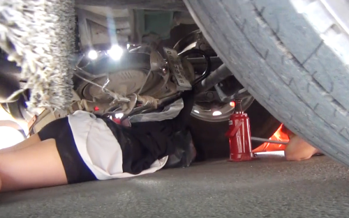 驚魂一刻！ 騎電動車女子突然被卷入半掛車底