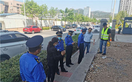 青島嶗山：工地圍擋超占人行道 執法人員責令整改
