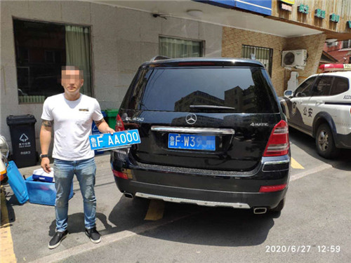 青島市北交警查獲一套牌車輛 可拆卸號牌架露馬腳