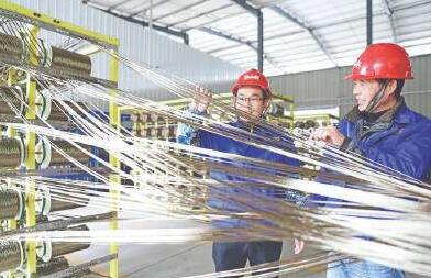 世界首條玄武巖纖維2400孔漏板拉絲智能化池窯生產線在廣安點火