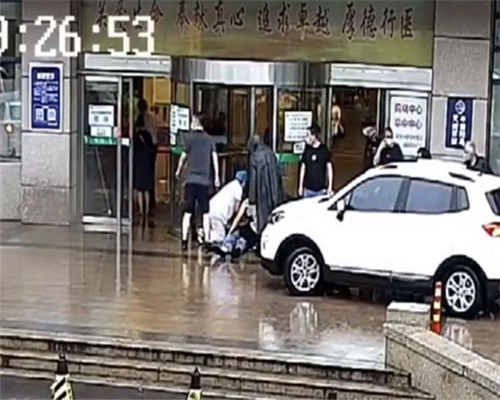 雨中跪地三分鐘急救 青島護士將心臟驟停老人從死亡線上搶回來