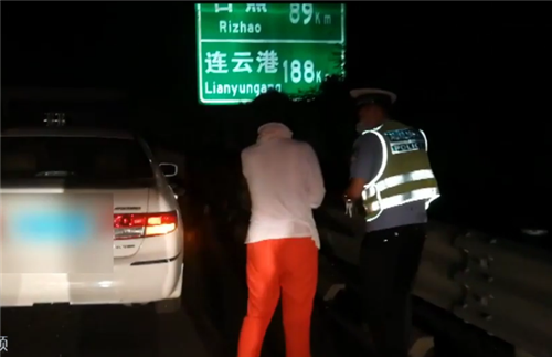 青島大姨高速迷路被急哭 交警臨時“代駕”護送回家