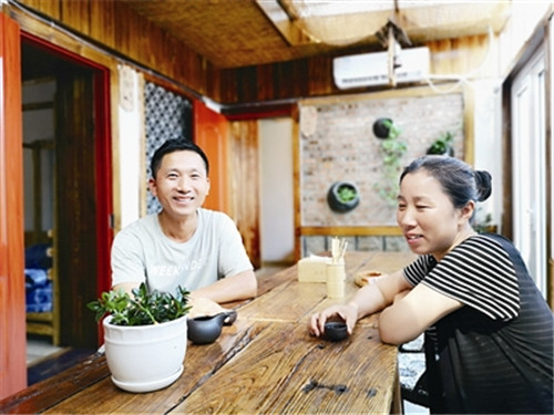 過去工地“出大力”，如今民宿當老板