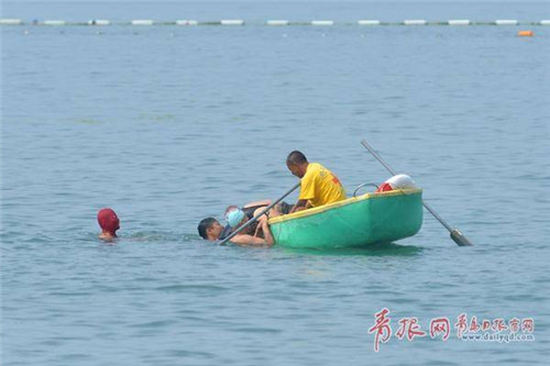 78歲老太海中“鬧險” 青島熱心市民和救護員聯手營救