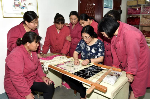 走向我們的小康生活| 莫氏絨繡：繡出小康新生活