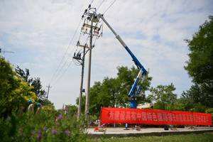 人工智能配網帶電作業機器人系列產品投入使用