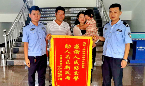 孩子突發抽搐交警送醫 父母發出“遲來”的感謝