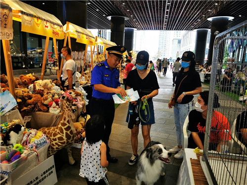 青島市綜合執法部門聯合愛護動物協會舉行文明養犬宣傳活動