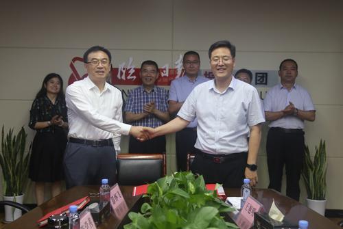 新疆阿勒泰地區商務局與山東臨沂日報報業集團簽署合作協議