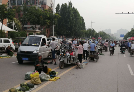 菏澤和平南路集市占道經營，開發區城管現場治理