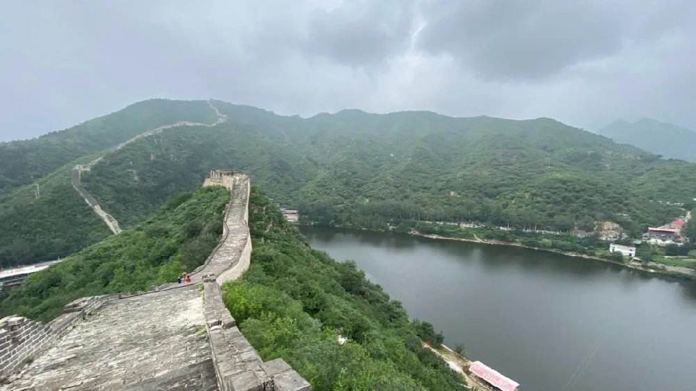暗開收費棧道，水庫污染嚴重 野蠻旅游正傷害野長城