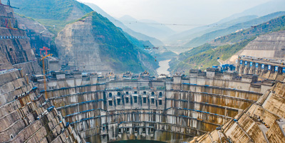 白鶴灘水電站右岸首臺百萬千瓦機組轉子成功吊裝