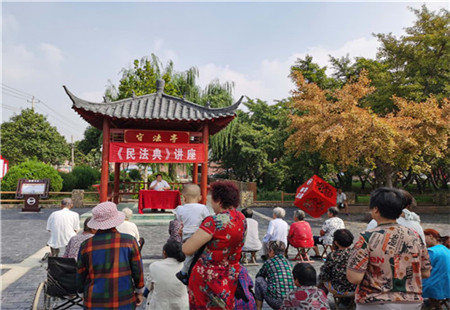 北辛街道：法治文化主題公園里的法治講座