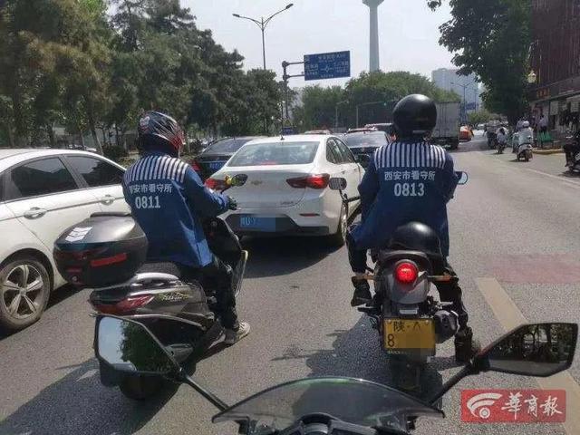  西安倆男子穿“囚服”騎摩托上街