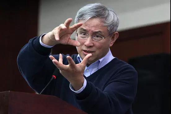 周其仁最新演講：民營企業都是騎在虎背上的，不是騎在馬背上