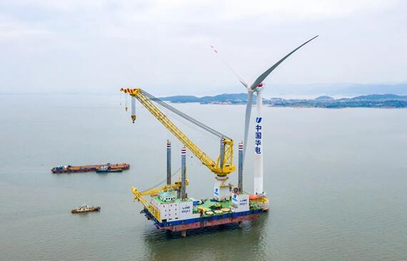 中國華電第一個海上風電項目首臺風機成功吊裝