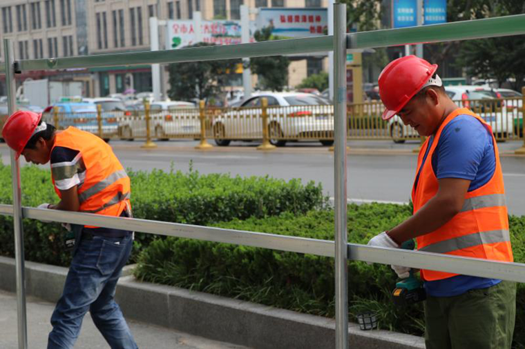 菏澤這一路段正在進行雨污水管網改造