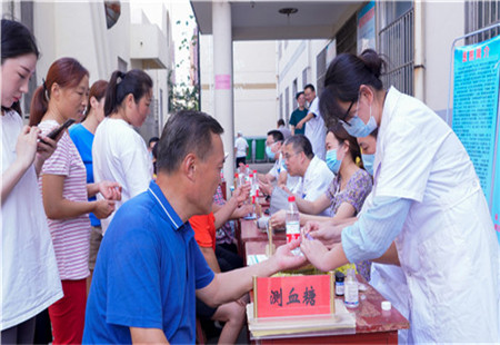 棗莊礦業集團中心醫院 “走基層、送健康”義診走進舜耕中學