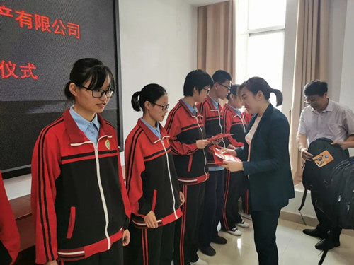 沂南學子捐贈100萬為母校設立“春筍助學基金”