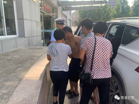 與時間賽跑，菏澤交警緊急救援受傷群眾！