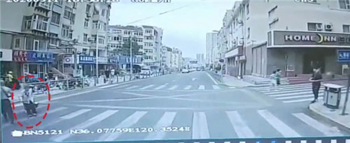 青島街頭暖心一幕：八旬老人過馬路 過往車輛紛紛停駛