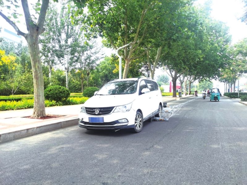 十余節護欄被撞壞 私家車撞斷護欄拖行百余米