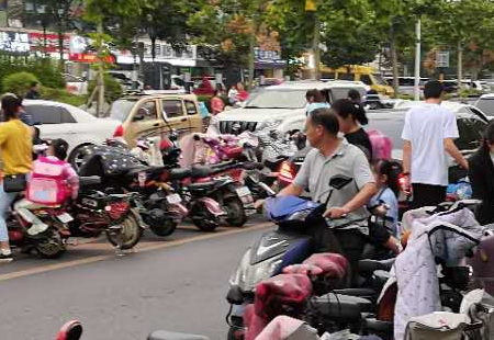 臨沂三河口小學門前交通亟待解決