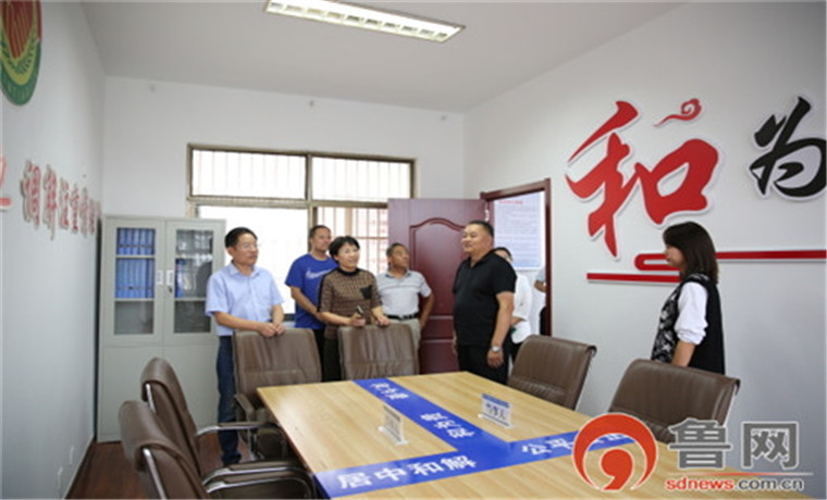 棗莊市山亭區委常委、政法委書記李霞到山城街道檢查指導普法宣傳工作