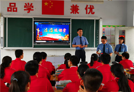 青春色彩和為美，與法同行天地寬