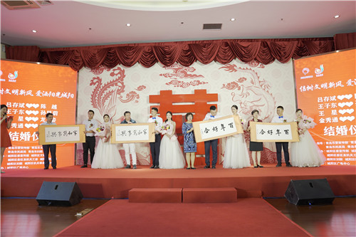 【倡樹文明新風 愛灑陽光城陽】青島城陽區新時代結婚禮堂舉辦新式集體婚禮