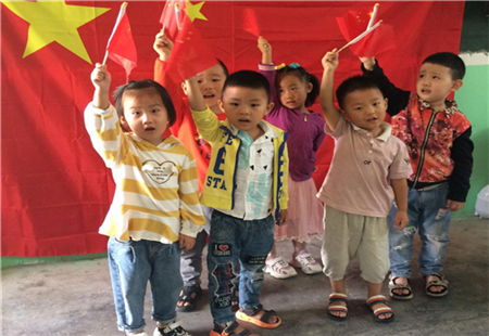 桃花幼兒園舉行“迎中秋慶國慶活動”
