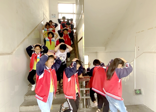 郯城縣泉源鎮泉源小學組織開展防震演練活動