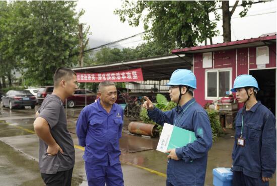 國網杭州市富陽區供電公司：驚險一瞬，冒雨搶修云水灣