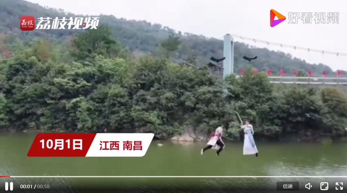 游客景區穿古裝吊威亞飛躍水面