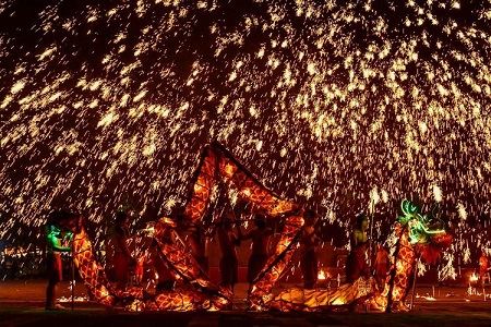 組圖丨火龍鋼花舞 古城慶“雙節”